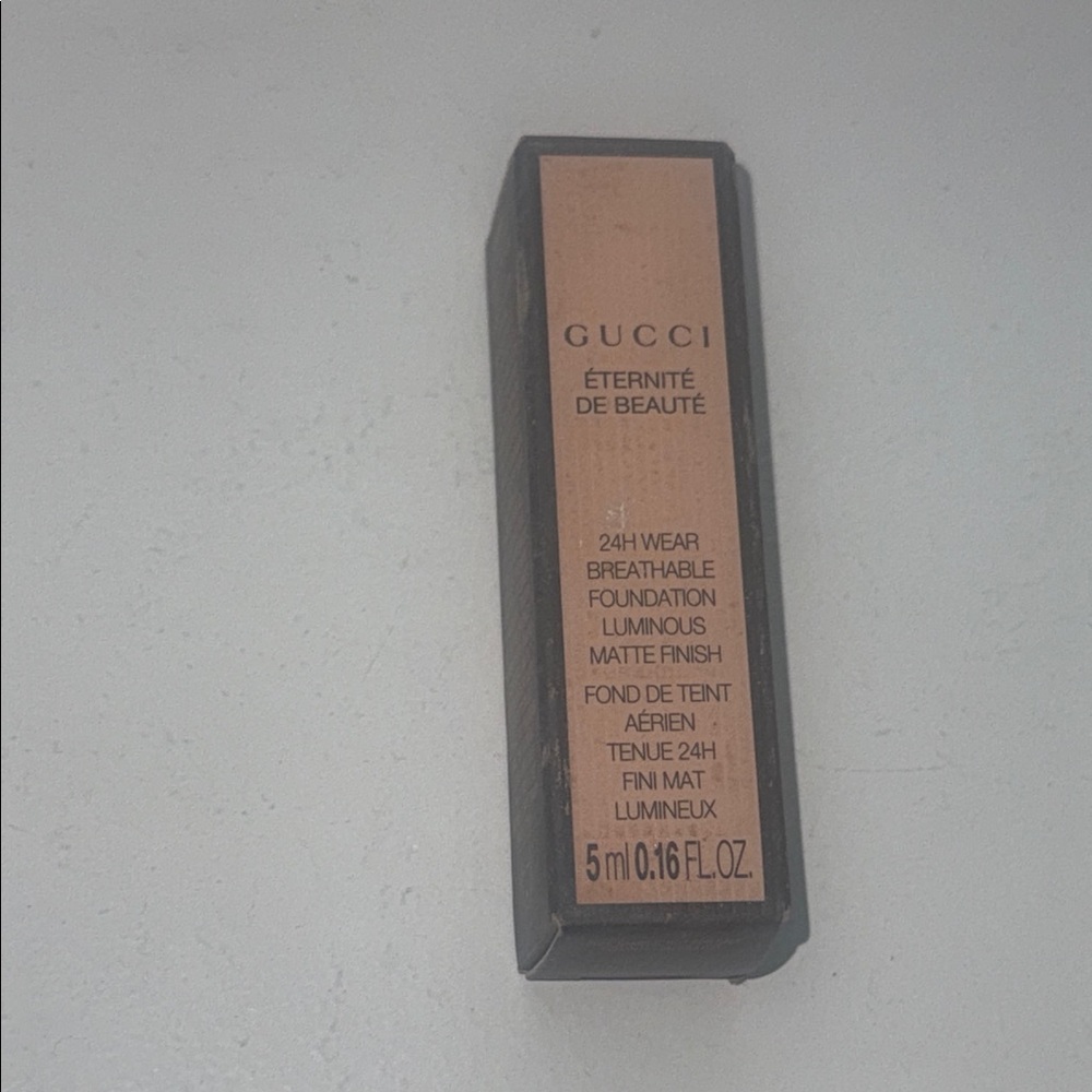 Gucci Éternité de Beauté Foundation Sample - Beige and Black